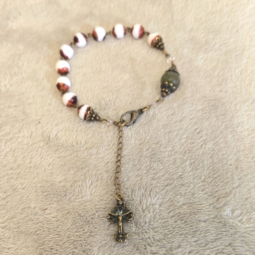 #568 Vintage Beaded Bracelet with Cross Charm - Picture 1 of 3